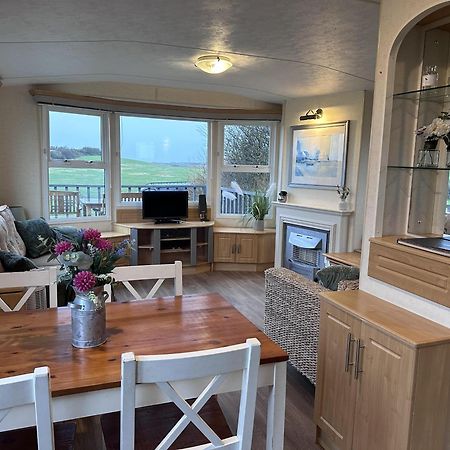 Captivating 2-Bed Static Caravan In Holyhead Llanfachraeth المظهر الخارجي الصورة