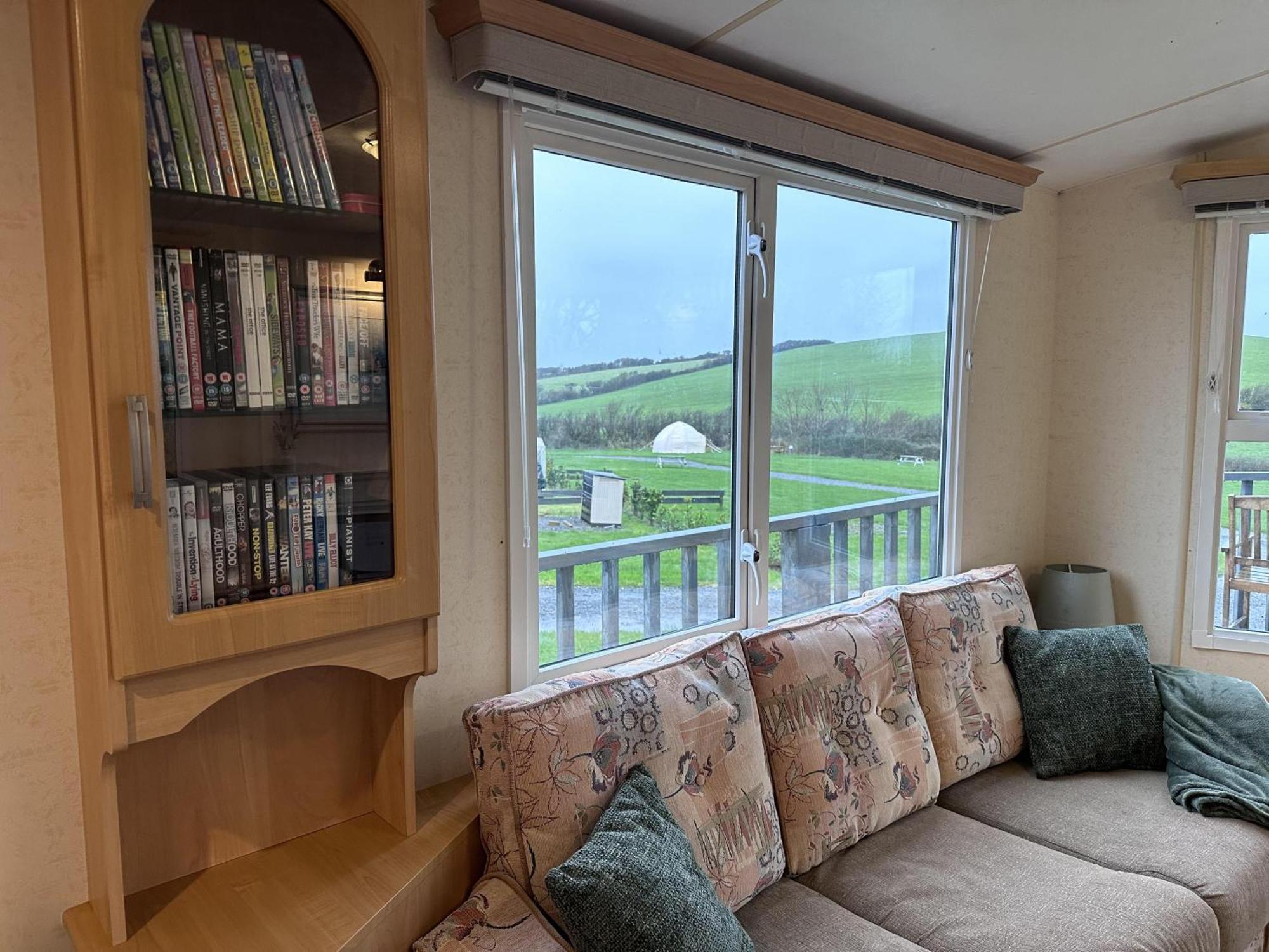 Captivating 2-Bed Static Caravan In Holyhead Llanfachraeth المظهر الخارجي الصورة